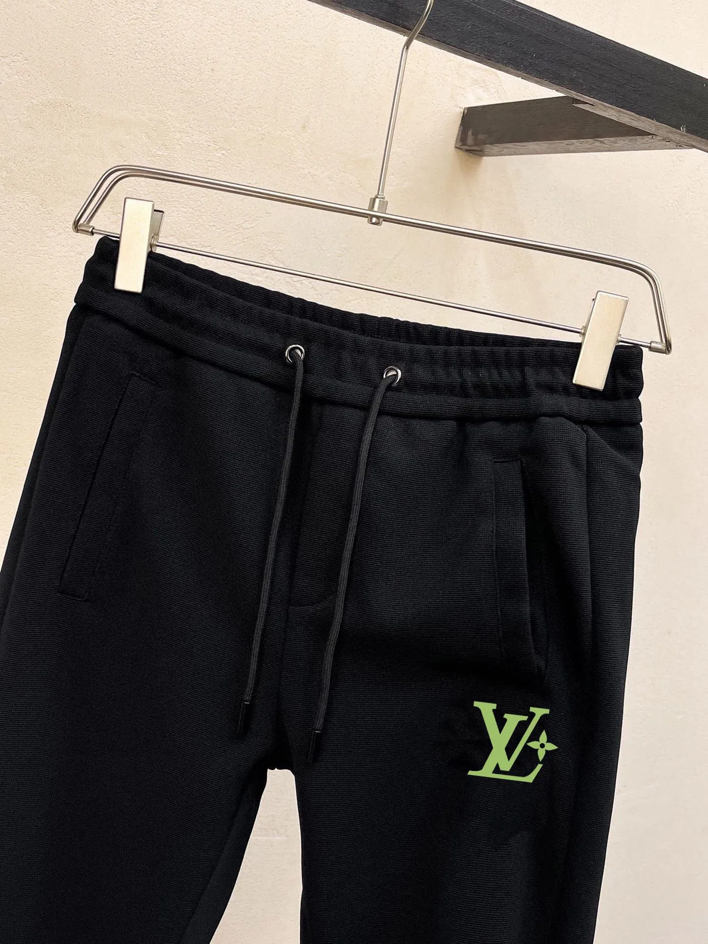 🅿️420 [LV Louis Vuitton] (Fat Man Gospel) hot-selling suit is coming. Focus on the original version of the official website. 2025 new hot-selling cardigan sweater suit. The original order is the best. 🇭🇰The meticulous work of top designers is dedicated to a fitting and perfect upper body effect. All-natural high-quality Roman cotton 100%, close-fitting comfort, noble and elegant! Original hardware embodies elegance and nobility! Counter size: M-5XL (maximum wear up to 220 pounds)